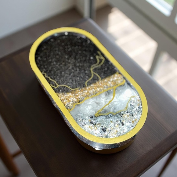 Gold Resin Tray – Handmade Vanity & Jewelry Dish - Picture 9 of 9